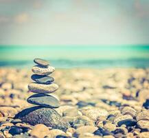 zen equilibrado piedras apilar foto