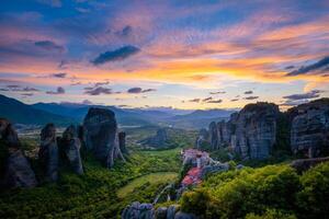 puesta de sol cielo y monasterios de meteora foto