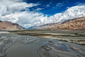nubra Valle y río en Himalaya, ladakh foto