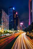 calle tráfico en hong kong a noche foto