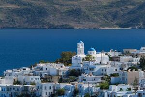 ver de plaka pueblo con tradicional griego iglesia. milos isla, Grecia foto