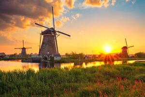 molinos de viento a kinderdijk en Holanda. Países Bajos foto