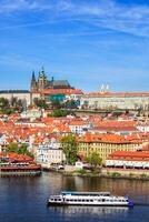 ver de mala Strana y Praga castillo terminado Vltava río foto