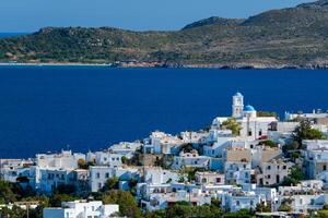 ver de plaka pueblo con tradicional griego iglesia. milos isla, Grecia foto