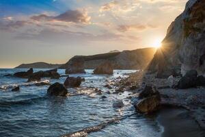 fyriplaka playa en atardecer, milos isla, cicladas, Grecia foto