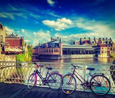 puente, bicicletas y canal. gante, bélgica foto