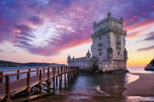 Belem torre en el banco de el tajo río en oscuridad después puesta de sol. Lisboa, Portugal foto