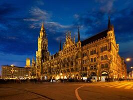 marienplatz cuadrado a noche con nuevo pueblo salón neues Rathaus Munich, Alemania foto