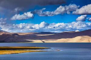 himalaya montaña lago tso moriri, ladakh foto