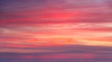 puesta de sol cielo con rojo nubes foto
