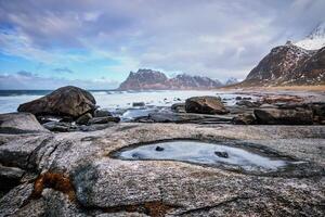 playa de fiordo en Noruega foto