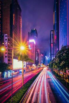 calle tráfico en hong kong a noche foto