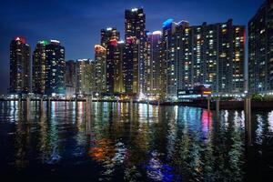 Busan centro de deportes acuáticos ciudad rascacielos iluminado en noche foto
