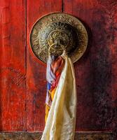 puerta portón encargarse de de grueso gompa tibetano budista monasterio foto