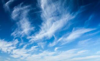 cielo azul con nubes blancas foto