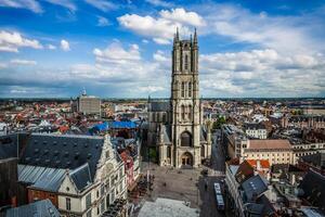 Santo bavo catedral y plaza sint-baafsplein, aéreo ver desde campanario. Gante foto