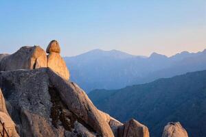 ver desde ulsanbawi rock pico en puesta de sol. seoraksan nacional parque, sur corea foto