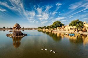 indio punto de referencia gadi sagar en Rajasthan foto