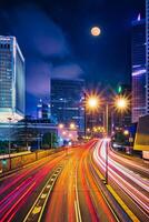 calle tráfico en hong kong a noche foto