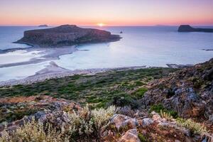 puesta de sol terminado balos playa en Creta, Grecia. foto
