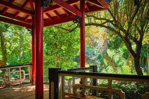 chino estilo pabellón en asiático parte de tropical botánico jardín en Lisboa, Portugal foto