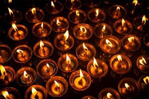 ardiente velas en tibetano budista templo foto