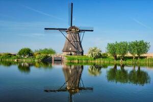 molinos de viento a kinderdijk en Holanda. Países Bajos foto