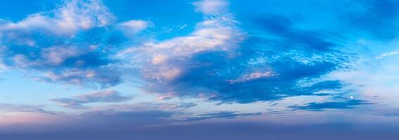 cielo de la tarde con nubes foto