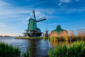 molinos de viento a zaanse schans en Holanda en puesta de sol. zaandam, Países Bajos foto