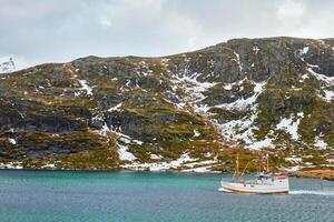 pescar Embarcacion en fiordo en Noruega foto