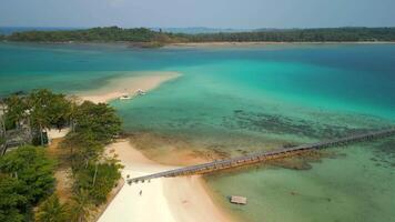 aéreo Visão do tropical branco areia de praia e turquesa água, Tailândia video