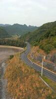 Antenne Aussicht von Autos Fahren auf ein Cliff Straße, Katze ba Insel im Vietnam video