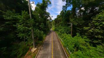 cênico fpv voar sobre tropical estrada, Tailândia video