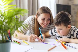 madre y su hijo dibujo juntos foto