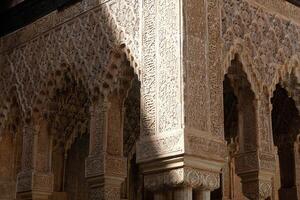 islámico patrones en el pared de el Alhambra palacio foto