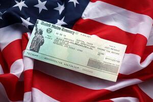 unido estados tesorería reembolso cheque en ondulación americano bandera foto