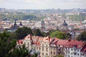 lviv, ucrania - 11 de septiembre de 2022 vista panorámica de la histórica ciudad vieja en lviv, ucrania foto