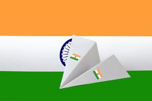 India bandera representado en papel origami avión. hecho a mano letras concepto foto