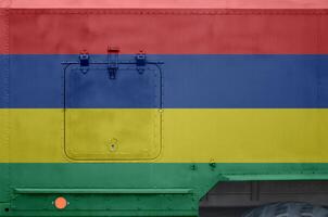 Mauricio bandera representado en lado parte de militar blindado camión de cerca. Ejército efectivo conceptual antecedentes foto
