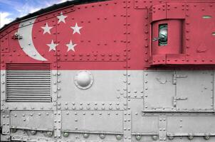 Singapur bandera representado en lado parte de militar blindado tanque de cerca. Ejército efectivo conceptual antecedentes foto