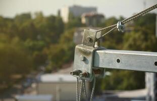 armarios de cable en el final de la viga frontal de la plataforma de cable suspendida para trabajos de fachada en edificios altos de varios pisos. los casilleros de cuerda bloquean la torcedura para el uso de la plataforma de seguridad foto