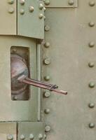 la textura de la pared del depósito, realizada en metal y reforzada con multitud de tornillos y remaches. imágenes de la cobertura de un vehículo de combate de la segunda guerra mundial con una ametralladora guiada foto