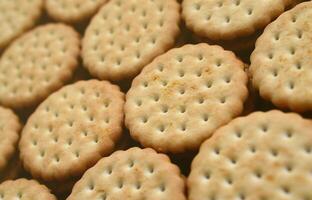 imagen detallada de galletas sándwich redondas con relleno de coco. imagen de fondo de un primer plano de varias golosinas para el té foto