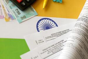 indio ingresos impuesto regreso blanco formar con bolígrafo y indio rupias cuentas foto