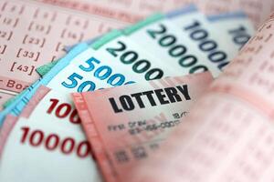 rojo lotería boleto mentiras en rosado juego hojas con indonesio rupia dinero cuentas foto