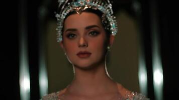 elegante donna con scintillante tiara, delicato trucco, e sera illuminazione. video