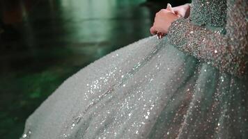 avvicinamento di un' mano su un' scintillante tulle tessuto con paillettes, veicolare un' senso di eleganza e delicatezza. video