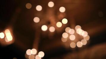 resumen borroso luces antecedentes con calentar bokeh efecto. video