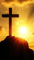 hemels omhelzing zonovergoten kruis boven gloeiend heuveltop video