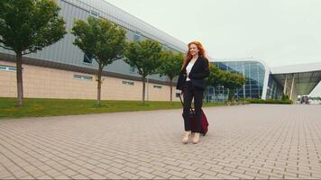 tipo fa un' matrimonio proposta vicino il aeroporto terminale. il sposa è d'accordo per il matrimonio proposta e è emotivamente contento video